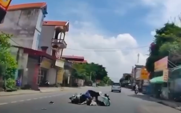 Ba phụ nữ trên xe máy đi ngược chiều ngã sõng soài trước đầu ô tô