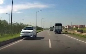 Truy tìm tài xế Fortuner đi ngược chiều trên cao tốc tại Thái Nguyên