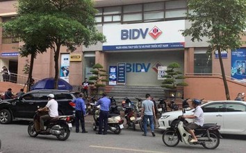 Cảnh sát truy lùng hai tên cướp ngân hàng BIDV và xe máy rồi bỏ trốn