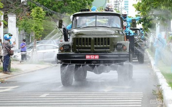 Cận cảnh quân đội phun hóa chất khử khuẩn tại Đà Nẵng