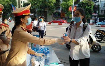 CSGT Hà Nội tặng khẩu trang, nước uống cho sĩ tử kỳ thi THPT