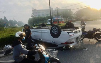 Video TNGT ngày 10/8: Tài xế thoát nạn khi xe ngửa bụng giữa đường