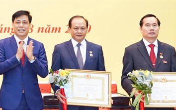 Thứ trưởng Nguyễn Nhật nhận Huy hiệu 40 năm tuổi Đảng