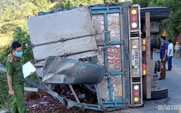Phú Thọ: Xe tải lật khi đổ đèo, 2 mẹ con tử vong tại chỗ