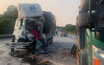 2 xe tải đâm nhau trên cao tốc Nội Bài-Lào Cai, tài xế tử vong trong cabin