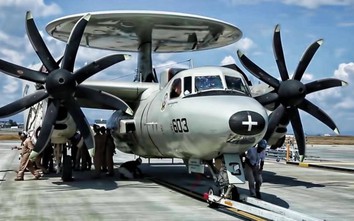 Video: Máy bay giám sát E-2C Hawkeye của Hải quân Mỹ nát vụn sau tai nạn