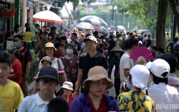 Chen chân vào công viên Thủ Lệ, nhiều người "quên" đeo khẩu trang