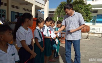 Báo Giao thông trao học bổng cho học sinh hoàn cảnh khó khăn ở Cà Mau