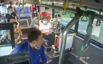 Video clip: Nhổ nước bọt vào nhân viên xe buýt vì bị nhắc đeo khẩu trang