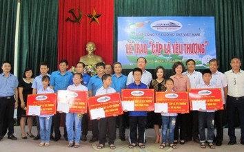 Đường sắt trao hỗ trợ “Cặp lá yêu thương” cho học sinh khu vực Nam Định