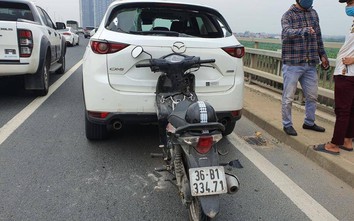 TNGT trên cầu Nhật Tân: Tài xế ôtô nghi say rượu, ngủ trên xe đỗ giữa đường
