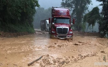 Sạt lở sau mưa lớn gây ách tắc trên QL279 qua Điện Biên