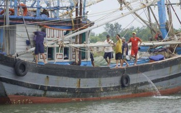Bão số 5 áp sát Quảng Bình-Quảng Nam: Hoãn họp, cấm biển, gọi tàu vào bờ