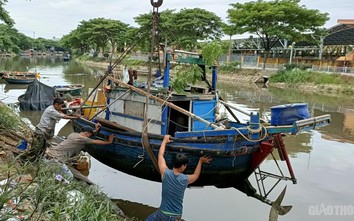 Cận cảnh ngư dân Đà Nẵng hạ thuyền vươn khơi sau bão