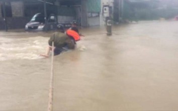 Nước ngập gần mái nhà, Huế khẩn cấp di dời hàng chục hộ dân vùng rốn lũ
