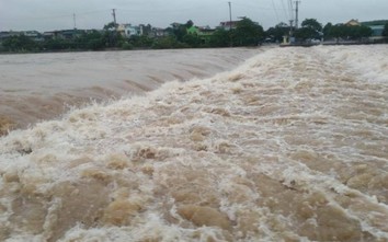 Chùm ảnh: Mưa lớn, nước sông dâng cao gây chia cắt cục bộ ở Quảng Ninh