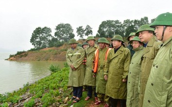 Phó Thủ tướng kiểm tra các hồ chứa tại Hà Tĩnh, trao quà hỗ trợ người dân