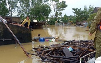 Cận cảnh người dân vùng lũ Quảng Bình nhận cứu trợ từ nóc nhà