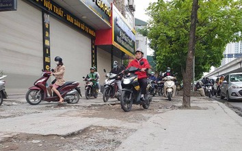 Vỉa hè ở Hà Nội “tan nát” vì bị xe máy biến thành đường đi