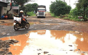 Đắk Lắk: Đường tỉnh lộ tan nát, dân “vật lộn” với hố sâu, sình lầy