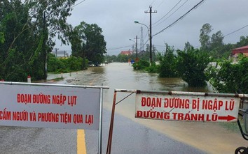 Nhiều tuyến giao thông ở miền Trung vẫn chia cắt sau mưa lũ lịch sử