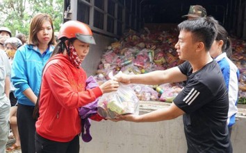 Quà bạn đọc Báo Giao thông từ Tây Nguyên đến tay bà con vùng lũ Quảng Trị