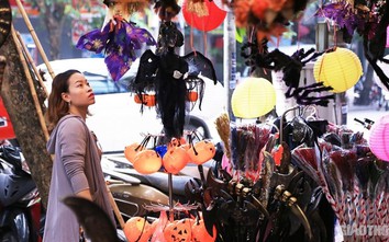 Hà Nội: Đồ chơi Halloween trên phố Hàng Mã năm nay có gì mới?