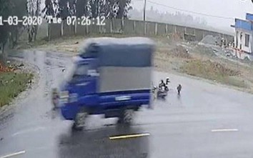 Xe tải tông xe máy điện khiến 2 nữ sinh nguy kịch rồi... bỏ chạy