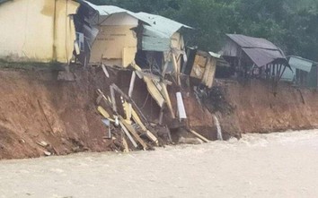Thêm một ngôi làng ở Trà Leng nguy cơ xóa sổ sau sạt lở do mưa bão số 10