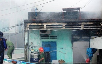 Nhiều ngôi nhà ở Bình Định bỗng nhiên bốc cháy giữa mưa lớn bão số 12