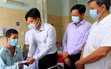 Ban ATGT tỉnh Đồng Nai đến bệnh viện thăm hỏi nạn nhân TNGT