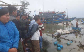 Ngư dân Thừa Thiên Huế dồn lực “giải cứu” tàu cá bị chìm sau bão