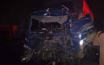 Cắt cabin xe tải đưa thi thể tài xế ra ngoài sau tai nạn ở Thanh Oai