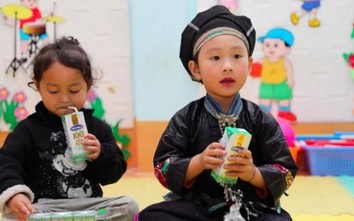 Vinamilk và Quỹ sữa Vươn cao Việt Nam trao tặng 94.000 ly sữa cho trẻ em Hà Giang