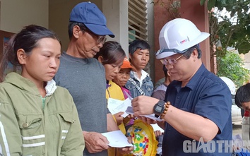 Công đoàn GTVT Quảng Nam trao quà hỗ trợ người dân Phước Sơn bị cô lập