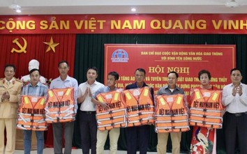 Hải Phòng trao tặng áo phao cho 6 mô hình đường thuỷ "Văn hoá - an toàn"