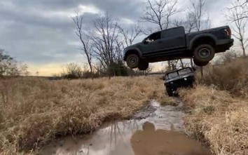 Ford F-150 Raptor bay qua đầu Hummer H1