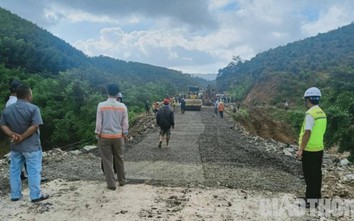 "Nối lại" đoạn đường lũ xói trôi, phương tiện lưu thông toàn tuyến QL26