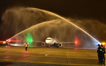 Tàu bay Vietravel Airlines lần đầu tiên hạ cánh tại sân bay căn cứ Phú Bài