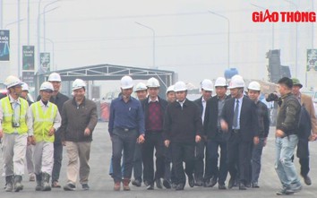 Video: Trải thảm bê tông mặt cầu Thăng Long, đưa dự án về đích trước hạn