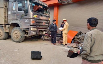 Nghệ An: Xe tải nổ lốp, đâm 3 xe máy trên QL7B
