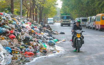 Hà Nội: Rác chất đống vì nhà thầu Minh Quân tự ý ngưng thu gom