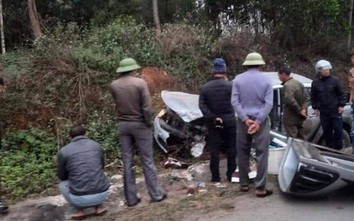 Mitsubishi Triton bị đâm nát đầu, túi khí không bung khiến lái xe nguy kịch