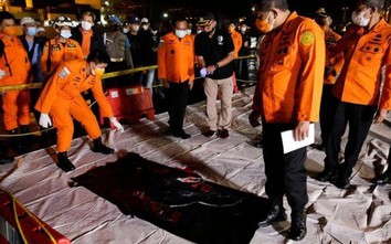 Tìm thấy mảnh thi thể từ máy bay rơi ở Indonesia, người thân khóc ngất