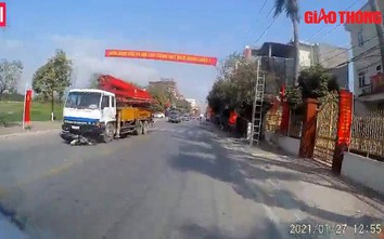 Video: Khoảnh khắc người đàn ông lái xe loạng choạng, chui gầm xe tải cẩu