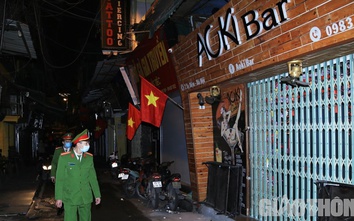 Ảnh: Quán bar đồng loạt đóng cửa, phố cổ Hà Nội vắng lặng lạ thường