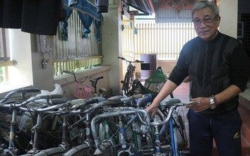 Ông giáo già hơn 10 năm sửa xe đạp cũ tặng học sinh nghèo