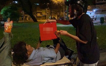 Hoa hậu Tiểu Vy thức xuyên đêm mang quà Tết cho người vô gia cư