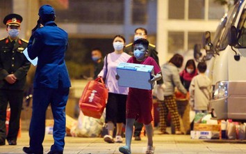 Khoảnh khắc 15 học sinh tiểu học Xuân Phương rời khu cách ly về nhà đón Tết