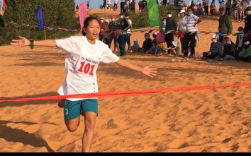 Hàng trăm vận động viên thi chạy bộ vượt đồi cát Mũi Né sáng mùng 4 Tết